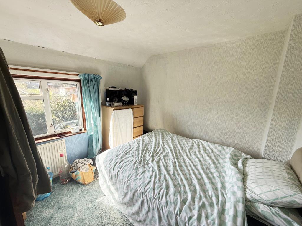 Lot: 88 - HOUSE ON A SUBSTANTIAL PLOT WITH PLANNING FOR AN ADDITIONAL DWELLING - Second bedroom